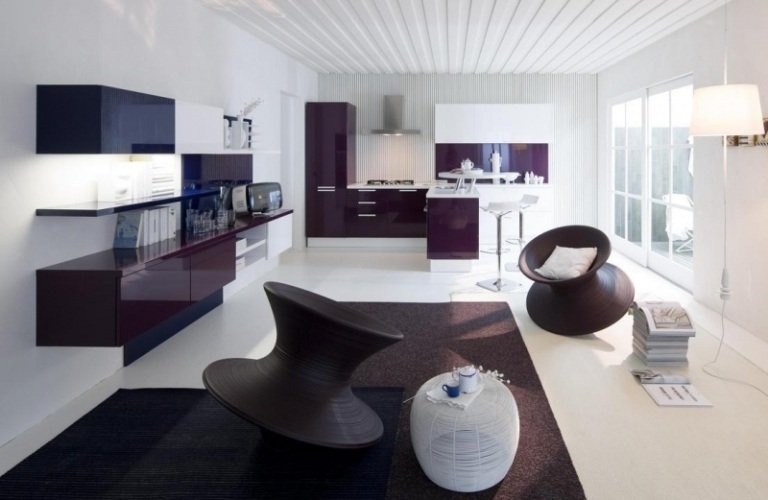 Najlepšia farba-kuchynská-tapeta-pruhy-purpurovo-modrá-vysokého lesku