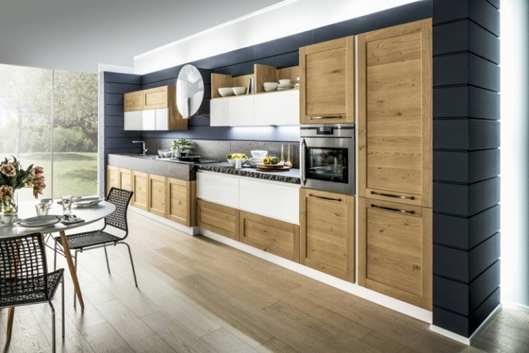 najlepšia farba pre kuchyňu čierna stena-svetlo-drevené skrinky-žula-pracovná doska