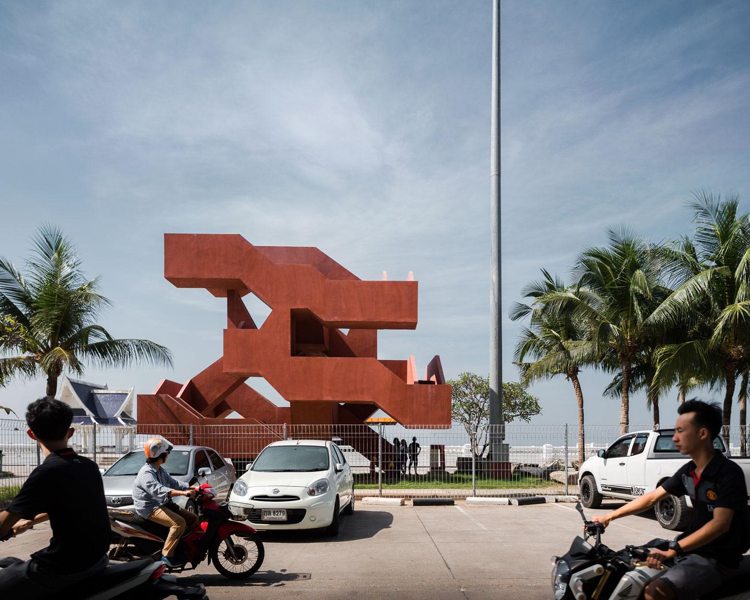 Betónová architektúra - verejný krajinný pavilón v Thajsku Betónová architektúra -červený-stavebný materiál-socha-abstraktný-moderný