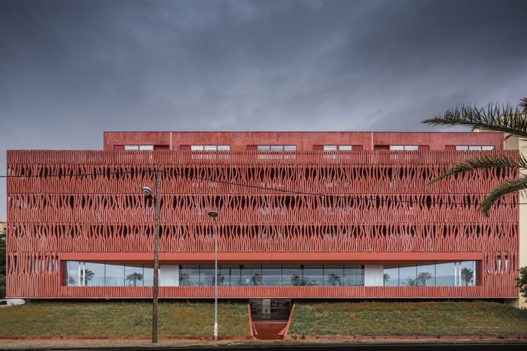 Betónová fasáda plní niekoľko funkcií ochrana betónu-architektúra-betón-fasáda-vzdušná-tyč-terakota-súkromie