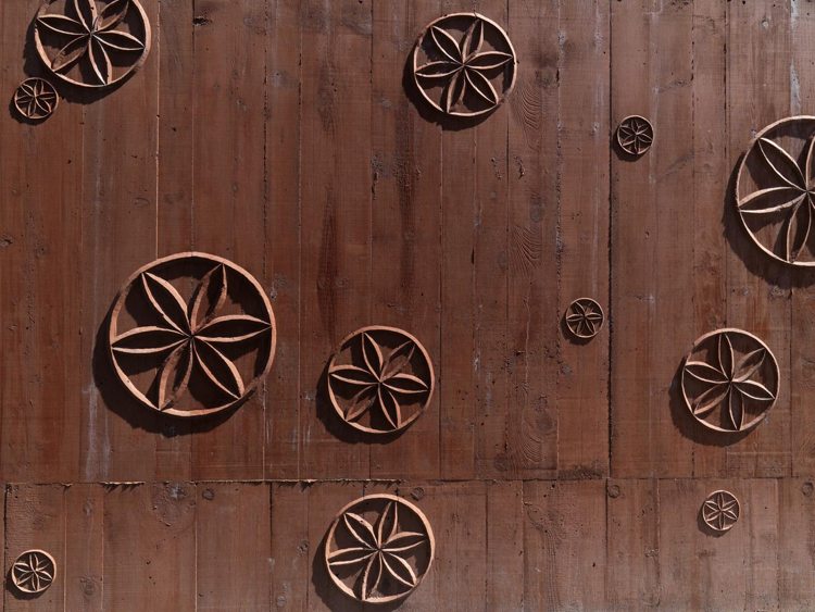 Betónová architektúra - betónová fasáda s ornamentami betón-architektúra-mandaly-ornamenty-betón-fasáda-červená