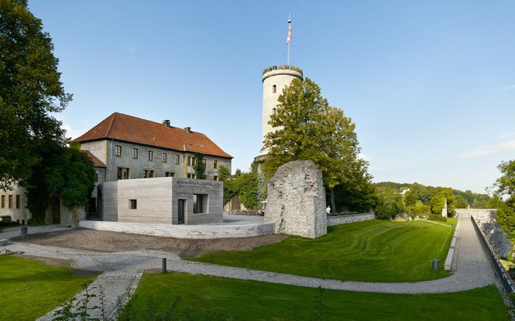 Návštevnícke centrum ako rozšírenie stredovekého hradu betón-architektúra-hrad-moderná-stará-lúka-Sparrenburg