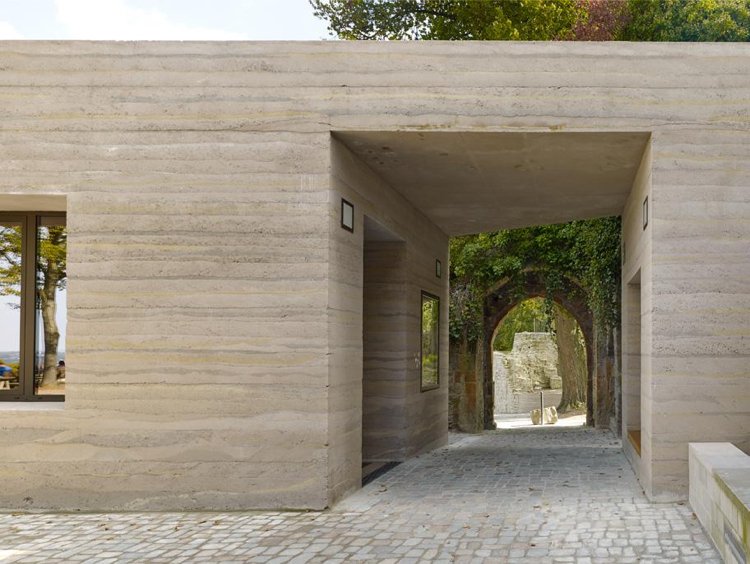 Betónová architektúra vytvára odkaz na stredoveké stavebné metódy a materiály betónová architektúra-piesková farba-iba-starý-nový-dizajn