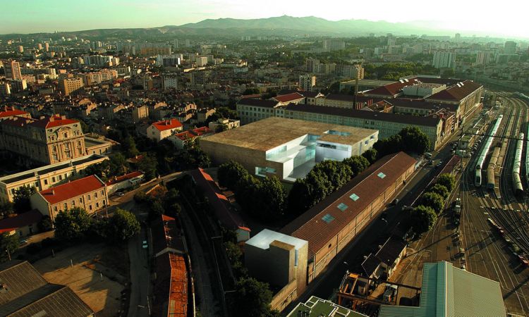 Betónová architektúra v mestskej oblasti betón-architektúra-minimalistický-dom-plochá strecha-biela-prírodná farba