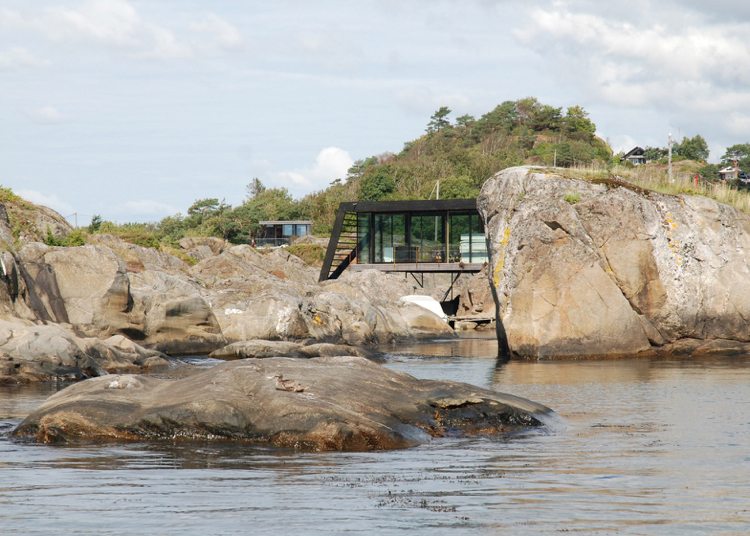 betón-bungalov-prázdninový-dom-more-skaly-voda-pobrežie-nórsko-design