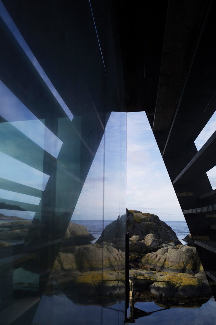 Súkromie a ochrana pred slnkom zvonku prostredníctvom drevených lamiel betónové-bungalovy-prázdninové-domy-more-vonku-schody-tieniace-protislnečné skaly