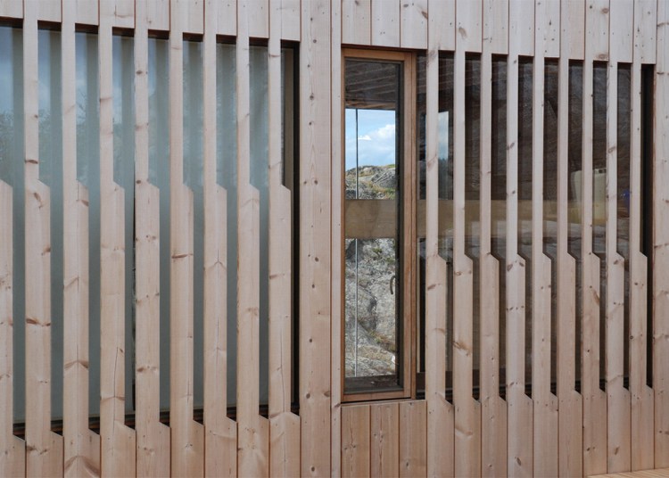 Drevo zvonku aj zvnútra zaisťuje rozumnú izoláciu betón-bungalov-prázdninový-dom-more-drevo-fasáda-ochrana súkromia-slnečník