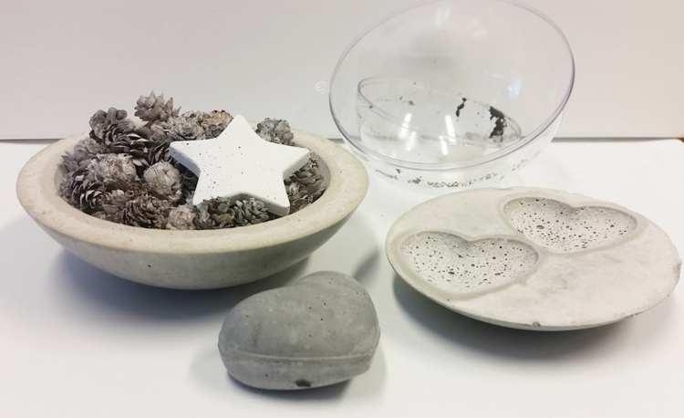 Betónová dekorácia Vianočná misa borovicová šiška dekorácia srdiečka