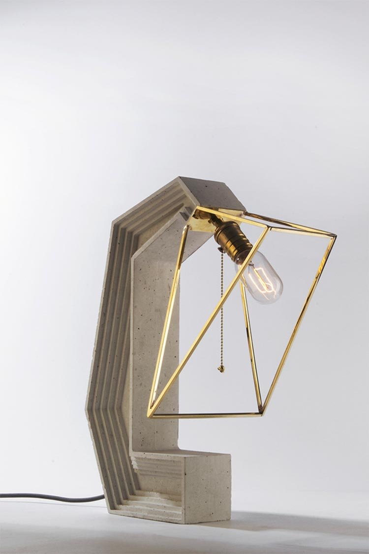 Stolná lampa z betónu a mosadze s geometrickými tvarmi žiarovka