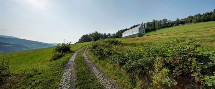 betón-dizajn-vnútri-vonku-betón-dom-pozemok-príroda