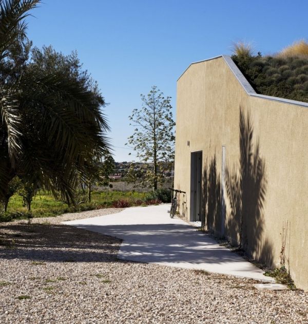 Vidiecky dom betónová zelená strecha