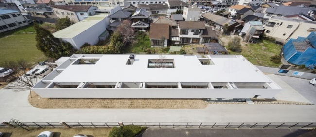 Minimalistický moderný dom s plochou strechou K2 Moderný dom s plochou strechou K2 minimalistický biely