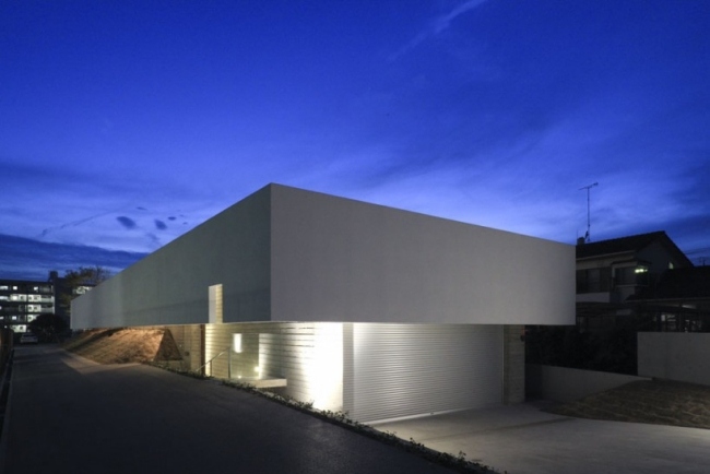 Bytová budova s plochou strechou betónová v štýle Bauhaus biela Bytová budova s plochou strechou, betónový štýl Bauhaus