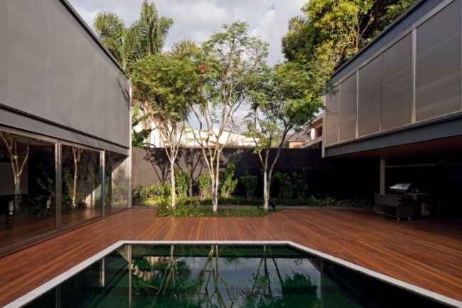 Stredný dvor s drevenou terasou, premiestnený-terasa s bazénom