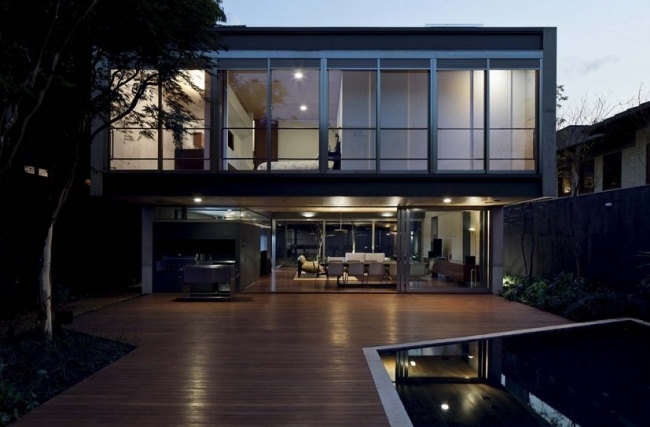 Rezidencia Bauhaus v štýle-betónová konštrukcia-sklenená fasáda