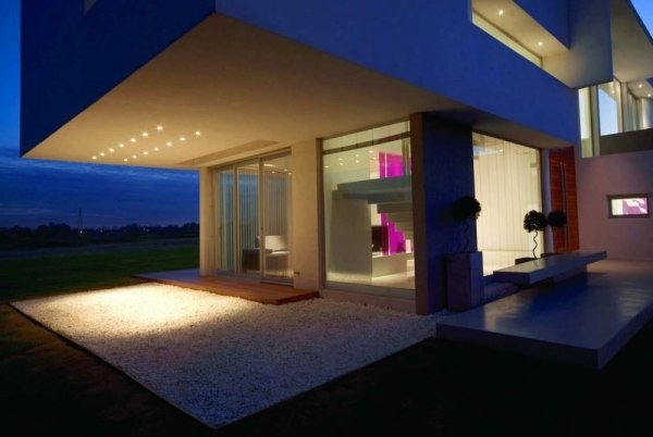 Dom s bazénou veranda zastrešená-betónová konštrukcia moderná