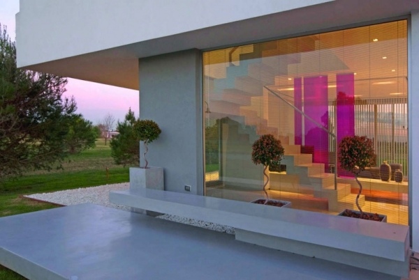 dom-sklenená stena-bonsai stromy-lavičkový betón