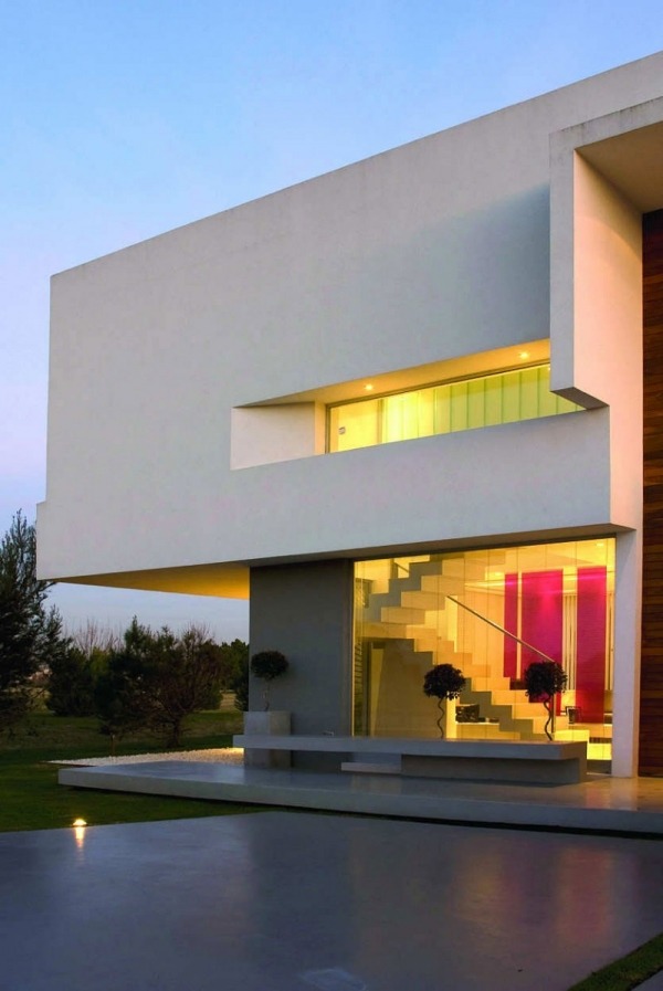 Chata Moderné presklené drevo-betónové terasy zastrešenie golfového ihriska