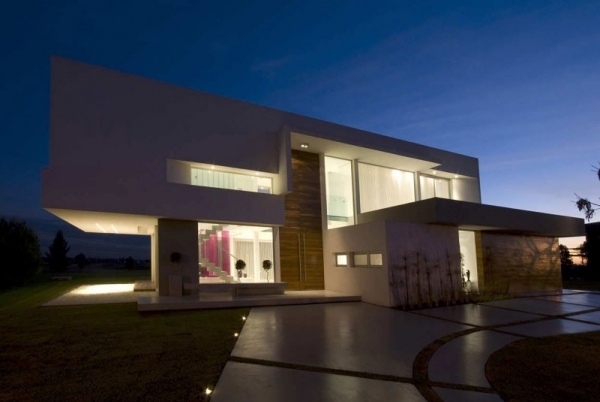 Betónový dom plochá strecha kocka sklenená stena