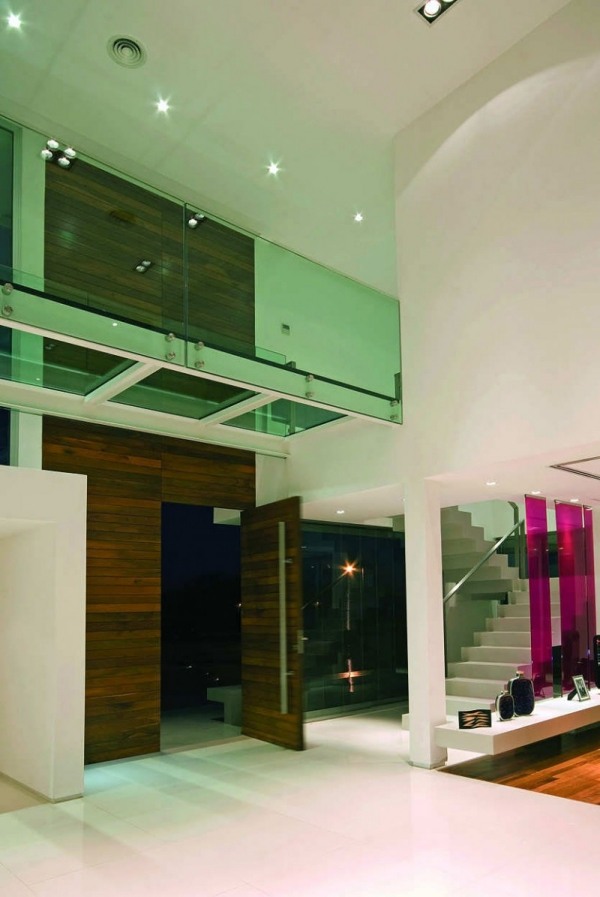 Sklenený mostík s vysokým stropom, drevené panely, obklady stien, drevo Lapacho