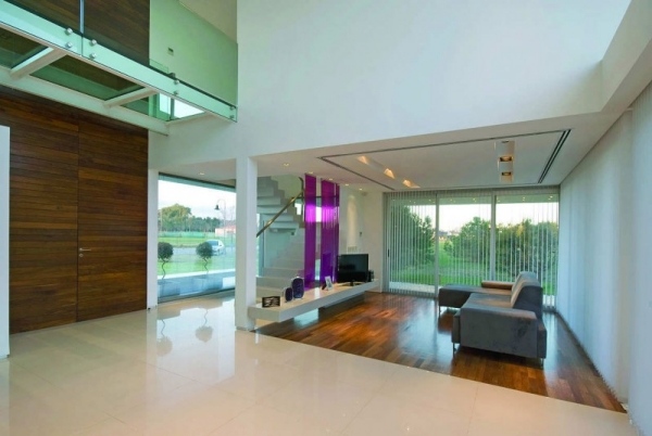 Otvorená obývacia izba-podkrovie obložené steny-drevené panely-vysoký strop