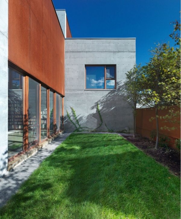 Dom z betónu trávnik-nádvorie