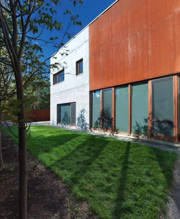 Betónový dom drevené stenové panely obklad fasády