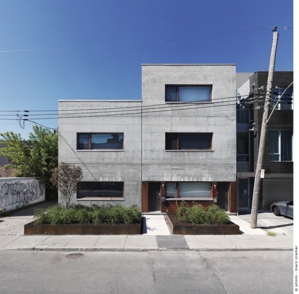 Fasáda betónového domu 3-podlažná