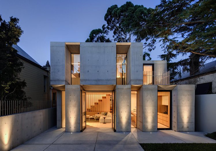 dom z betónového dreva fasádne osvetlenie okná minimalistická architektúra