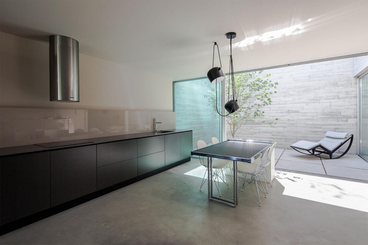 otvorená kuchyňa jedálenský kút prístup na nádvorie