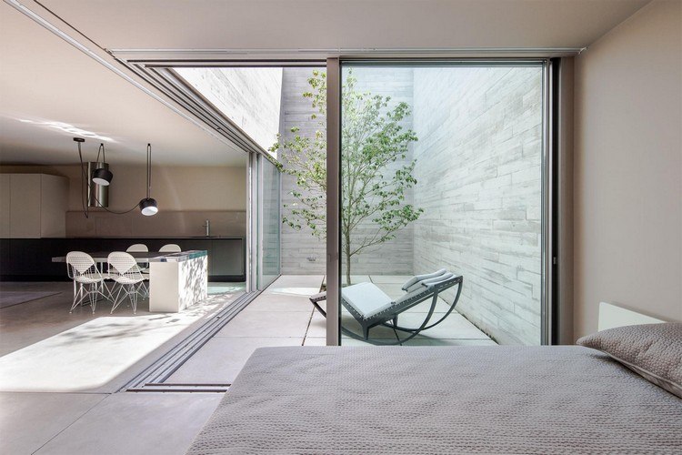 zasklené nádvorie posuvné sklenené dvere haven strom