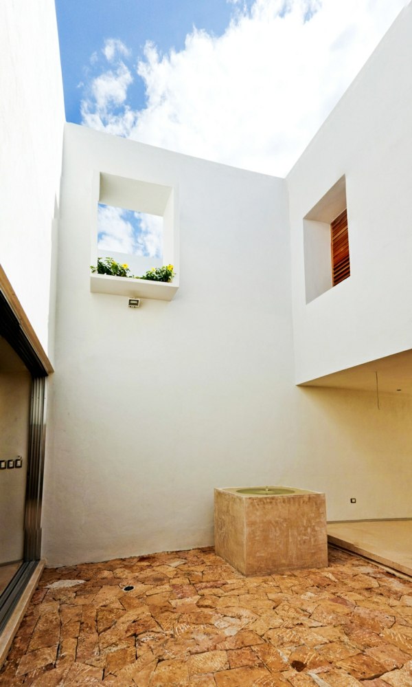 Fasáda domu na nádvorí kamenná dlažba