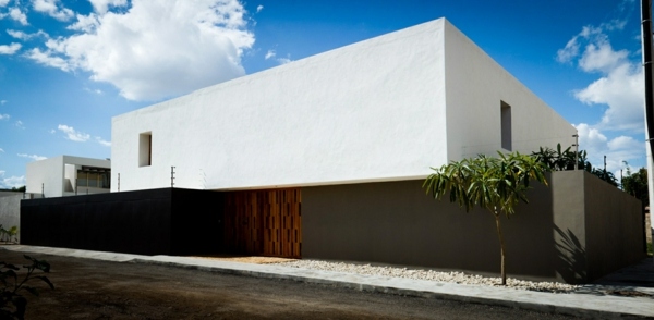 Betónový dom biela fasáda plot na ochranu osobných údajov