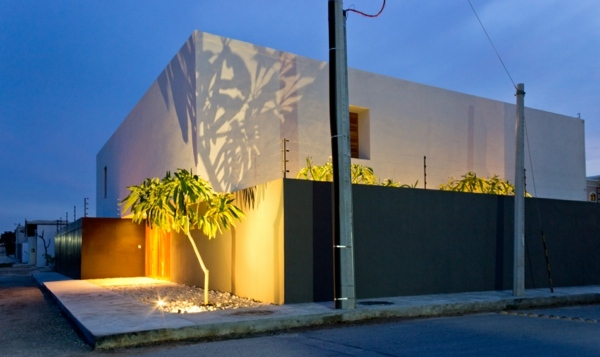 moderný betónový dom biela fasáda