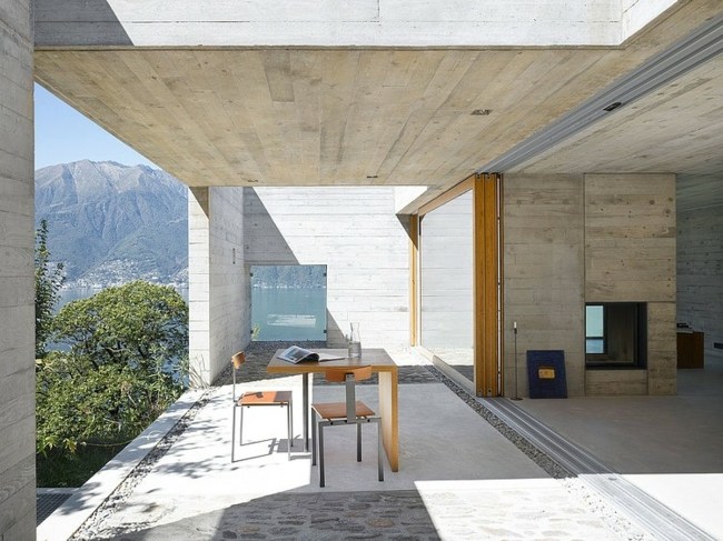 Štýlová terasa s dreveným nábytkom