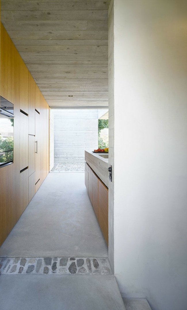 Svetlo z kamennej betónovej podlahy