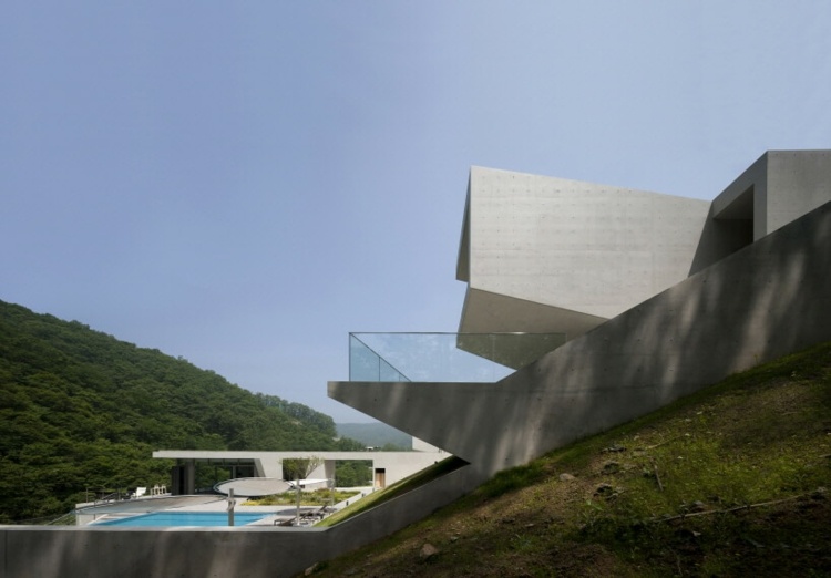 betónový vzhľad-stena-stráň-budova-sklenené zábradlie-vonkajšie