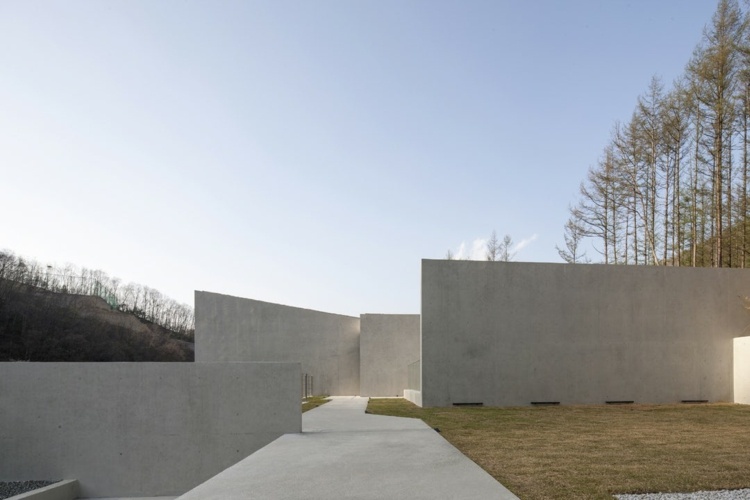 betónový vzhľad-stena-dizajn-fasáda-záhradná cesta-monochromatický