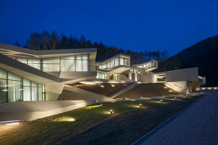 betónový vzhľad-stena-vonkajšie-nočný-svah-osvetlenie trávnika