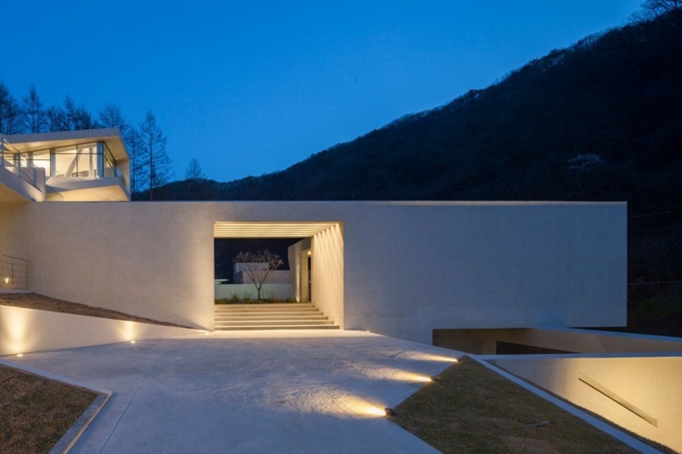 betónový vzhľad-stena-priechod-tunel-osvetlený-pohodlie-relaxácia