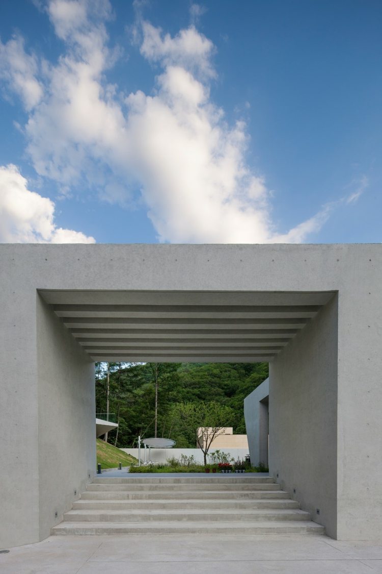 betónový vzhľad-stena-tunel-zastrešenie-pergola-schody