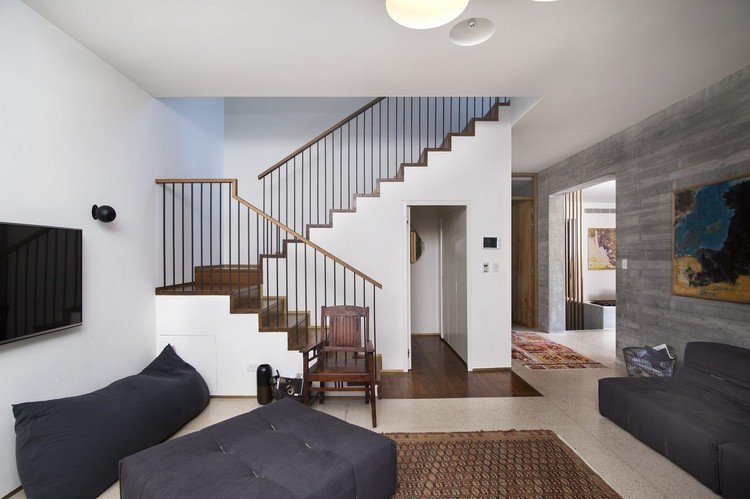 betónová stena vo vnútri televíznej miestnosti šedé nábytkové schody