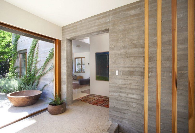 betónová stena vo vnútri bez dverného prechodu do televíznej miestnosti