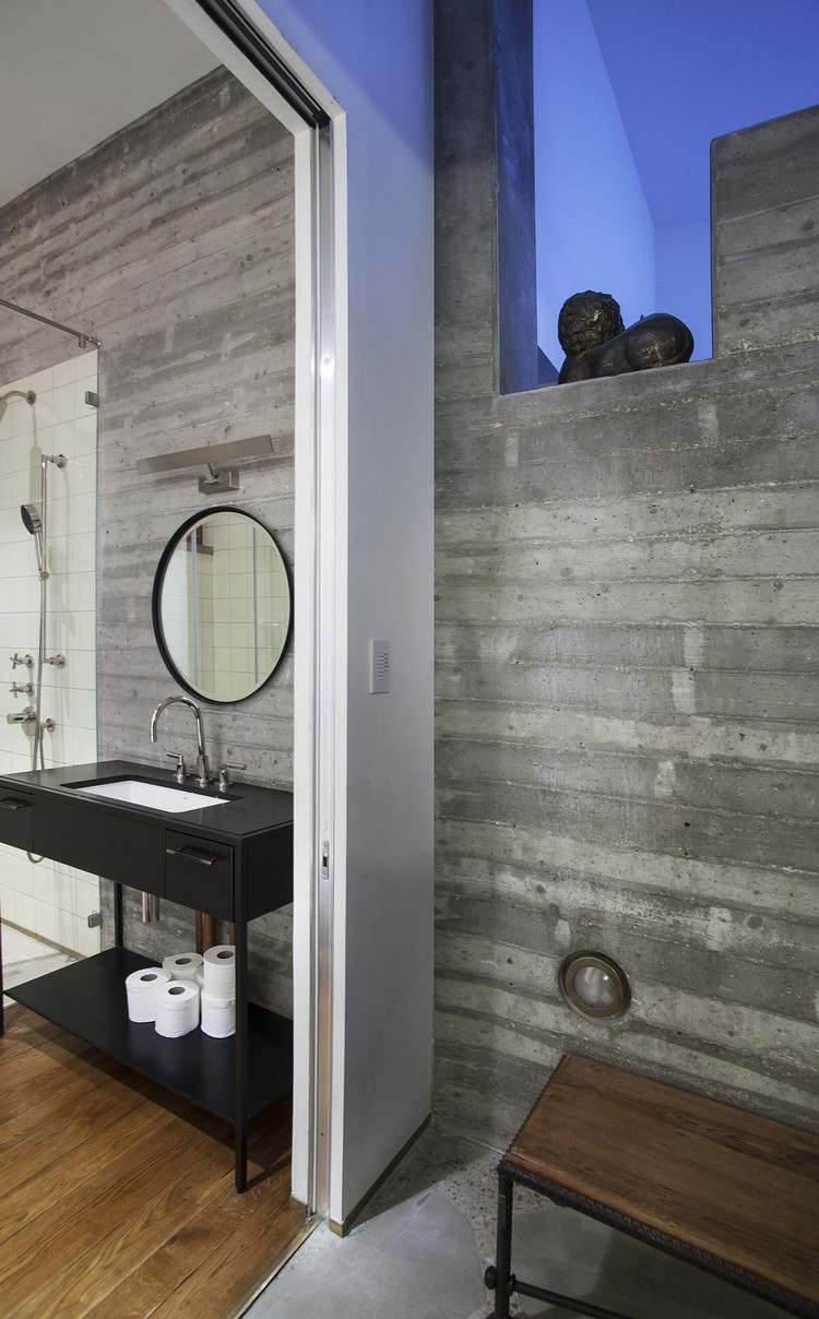 betónové steny vo vnútri chodby kúpeľňa stena dizajn hrubá optika