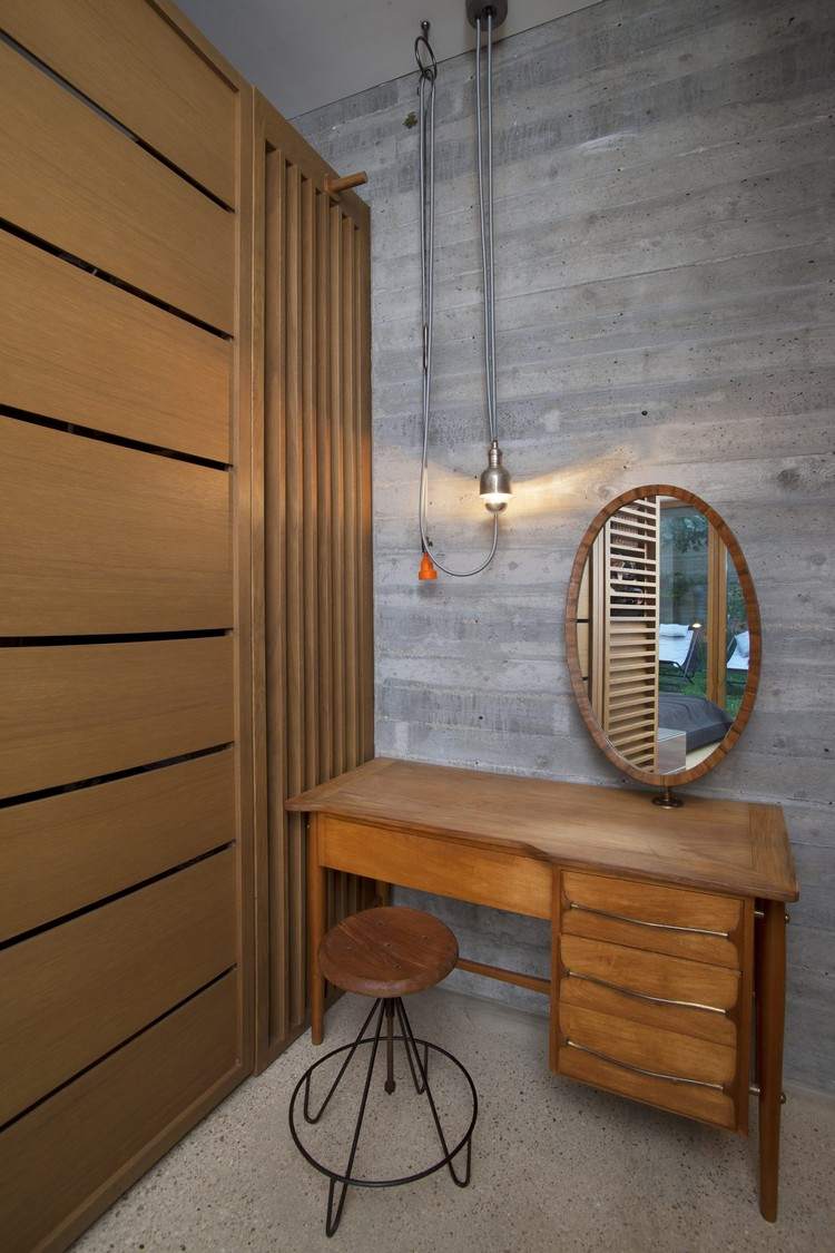 šatňa na betónové steny drevený nábytok priemyselná závesná lampa