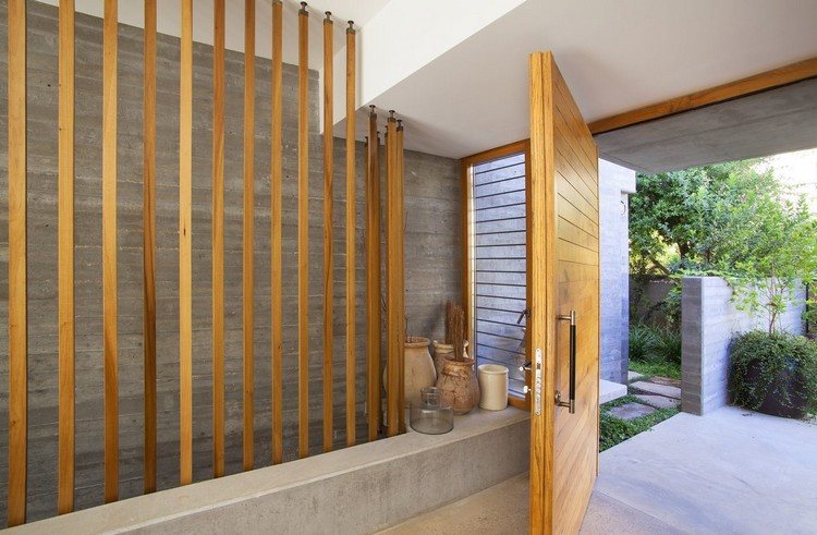 betónové steny vo vnútri mimo vchod domu vchodové dvere masívne drevo