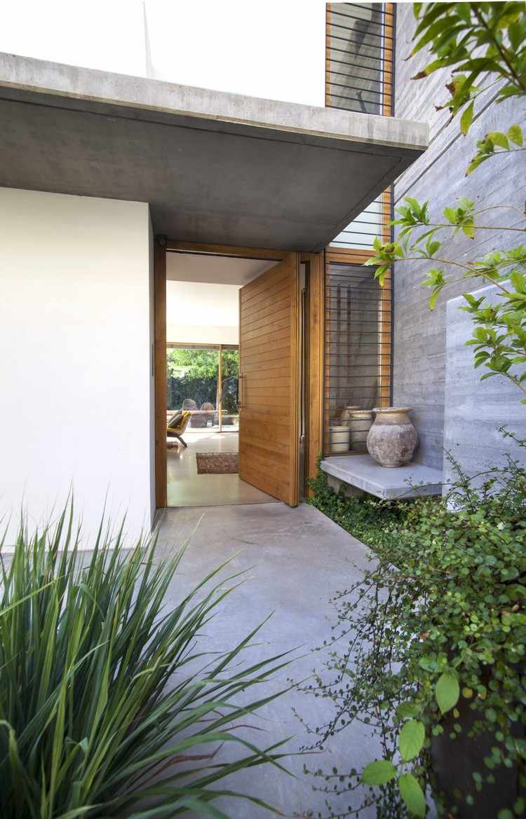 vchod do domu betónové steny mimo prístrešok betónové drevené dvere