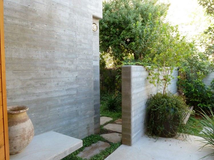 betónové múry mimo záhradných rastlín nášľapné kamene