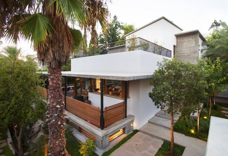 krásny dom veranda drevený plot stromy palmová záhrada