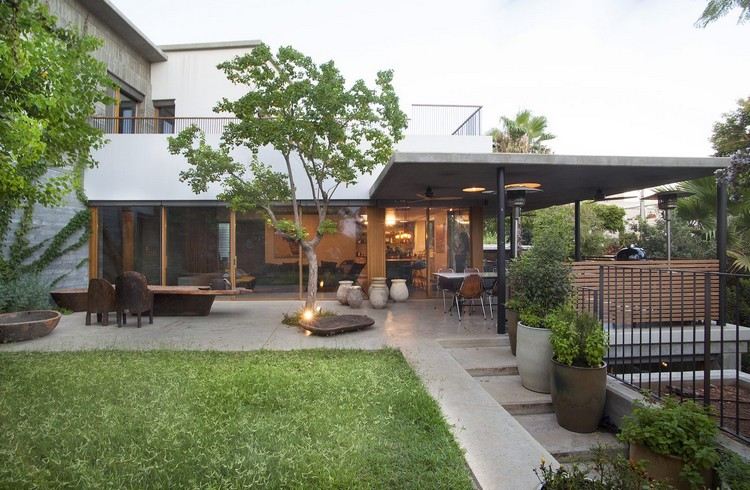 veranda zastrešenie betónové stromy sadzače trávnikov